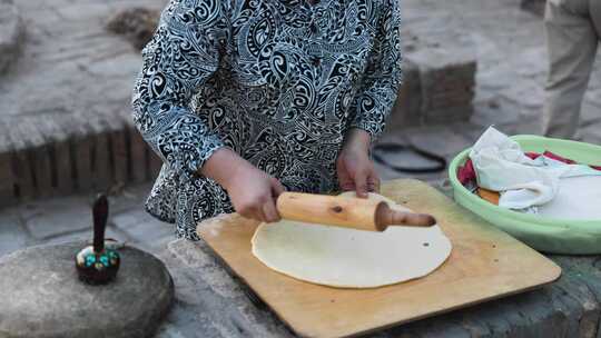 希瓦人们在烤炉里做面包