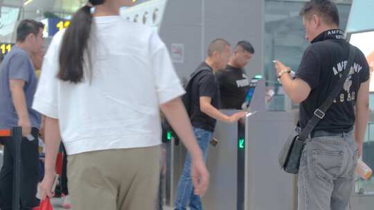 火车动车高铁火车站乘客人流旅客人群杭州火视频素材模板下载