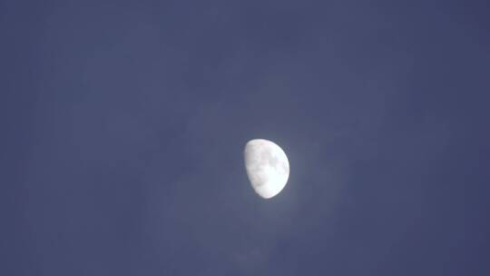 蓝天白云月亮月球