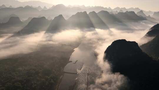 日出时分桂林漓江峡谷上空的云雾缭绕