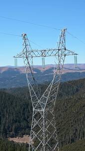 高原山区的高压电塔竖拍特写