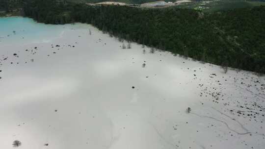 湖泊雪山高山森林树林蓝天白云航拍天空