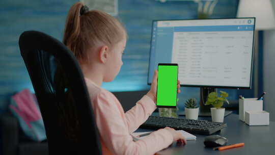 儿童垂直手持绿屏智能手机视频素材模板下载