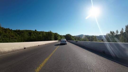 开车行驶在高速公路上