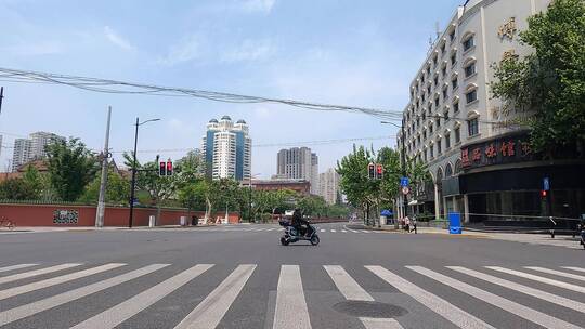 上海封城中的蓝天白云现代都市状况