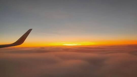 飞机上落日，云海