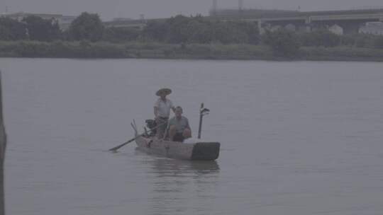 渔民河里捕鱼实拍镜头