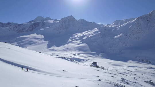 两个人在滑雪旅行