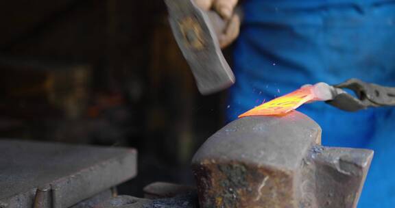 传统手工艺铁匠打铁制作铁器