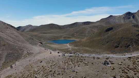 徒步旅行者团体抵达墨西哥托卢卡火山帕索德