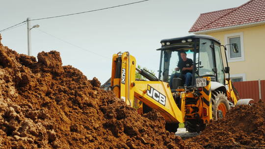 挖掘机在挖掘一个沟