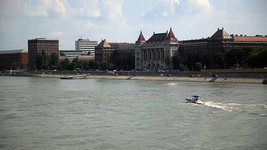 布达佩斯多瑙河上的快艇