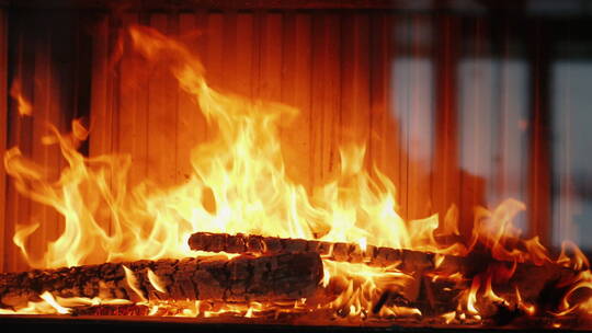 现代壁炉里的木柴在熊熊燃烧