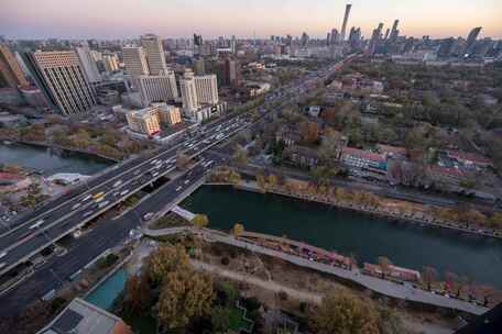 通往国贸的路北京东三环北路日转夜车流