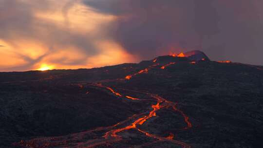 火山爆发岩浆流动