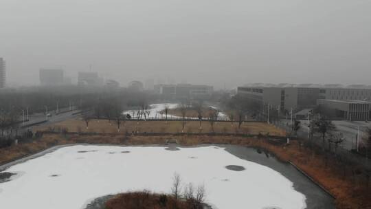 航拍雾霾大雪过后的大学校园