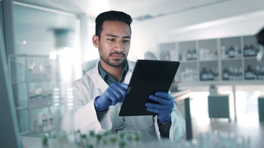 平板电脑，人或科学家在实验室阅读化学研究