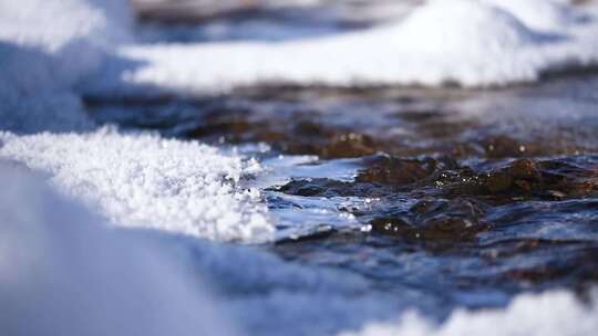 高清50帧冬天雪地里的河流特写