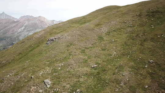 瑞士阿尔卑斯山草地的无人机鸟瞰图，山区自然景观，采尔马特