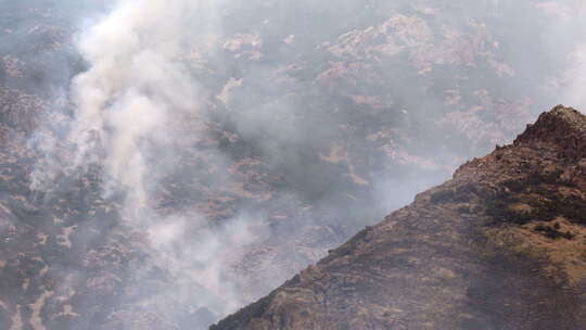 野火在峡谷中燃烧时的山层景观