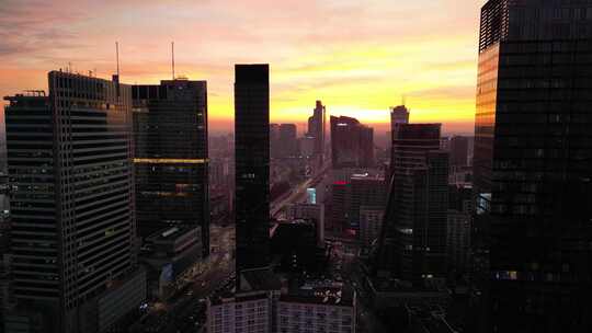 波兰华沙市摩天大楼中的日落飞行
