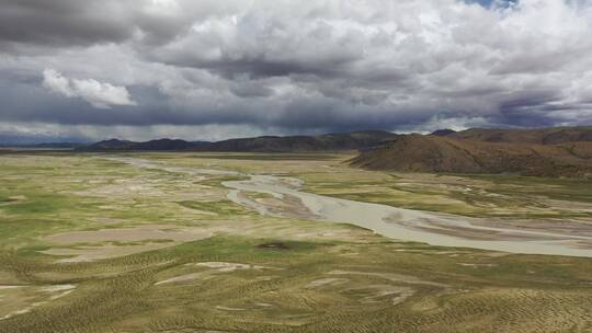 西藏新藏线当却藏布雅鲁藏布江湿地自然风光