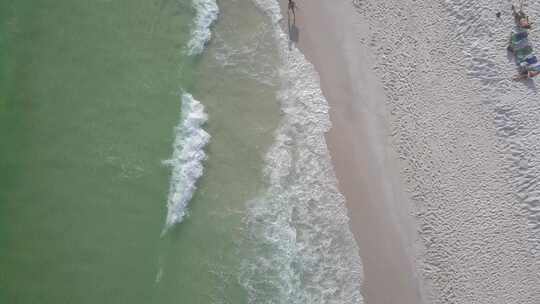 海浪冲刷海滩