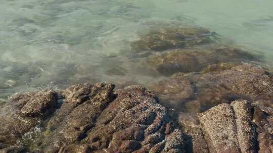 海浪拍打在石头上 自然风景摄影