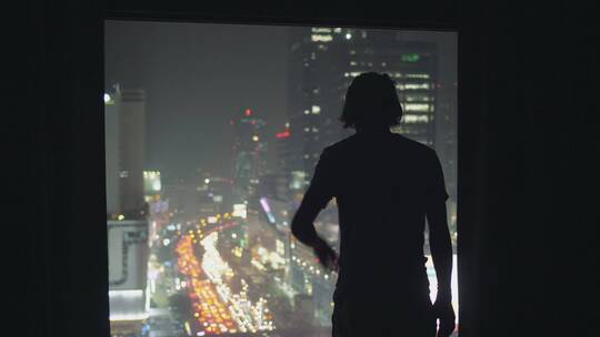 商务人士落地窗看窗外