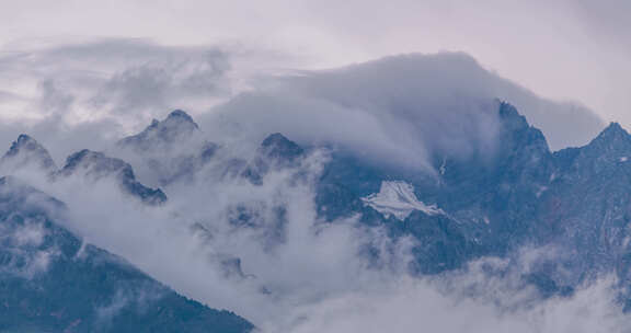 玉龙雪山云雾缭绕自然景象延时摄影