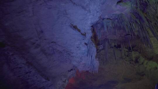 喀斯特充水溶洞中的钟乳石LOG视频素材模板下载