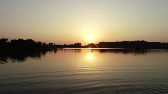 航拍水面夕阳
