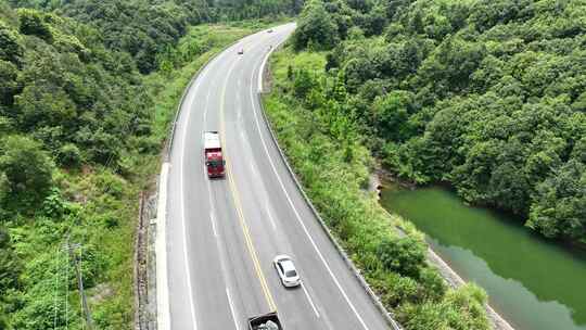 汽车行驶乡村公路航拍车辆行驶农村道路风景