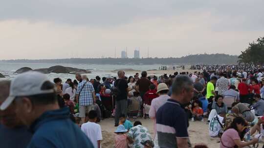 海南文昌淇水湾沙滩看火箭发射人群