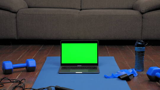 瑜伽垫上的绿幕笔记本电脑