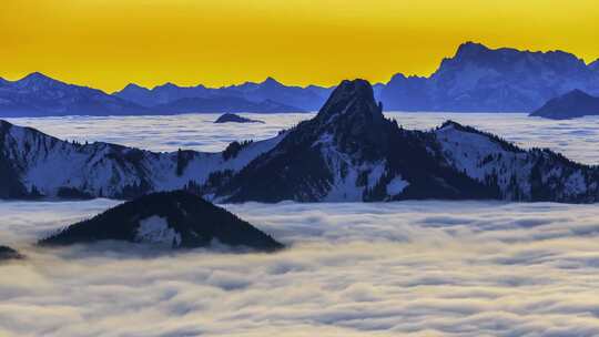 清晨云海日出云层山顶山林山峰云雾缭绕风景