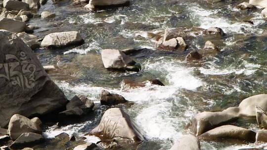 川藏高原峡谷溪流中的玛尼石