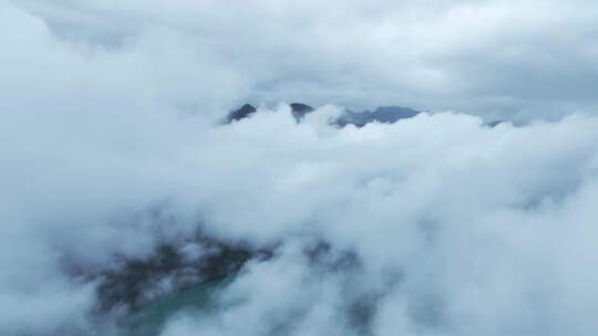 无人机航拍西藏林芝秋天高山林海云雾景观