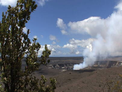 火山喷发冒出的烟雾天际线景观 