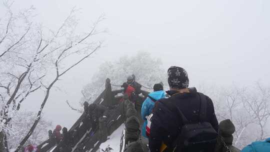 湖北武当山景区冬天大雪雾凇古建筑旅游