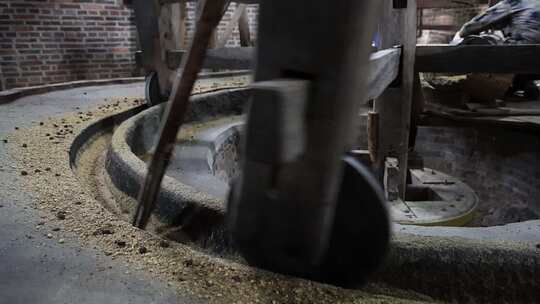 慢镜头实拍古法榨油百年油坊茶油茶籽油加工