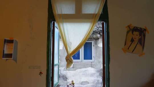 年代家庭居住透过窗户看古朴民居景象
