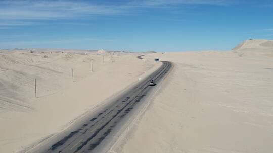 青海海西州G315国道戈壁沙漠公路视频素材模板下载