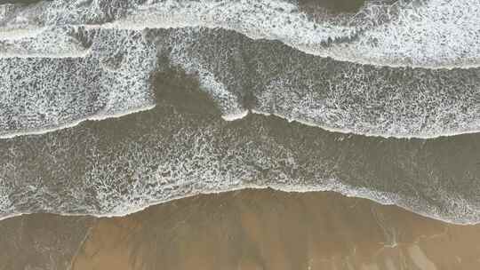 阴天沙滩海浪航拍大海潮汐海水波纹浪花波浪