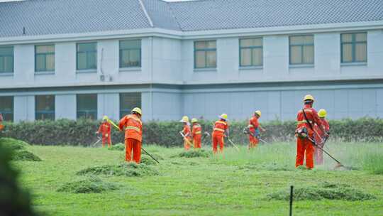 割草除草城市建设环卫清洁工工人打扫草地