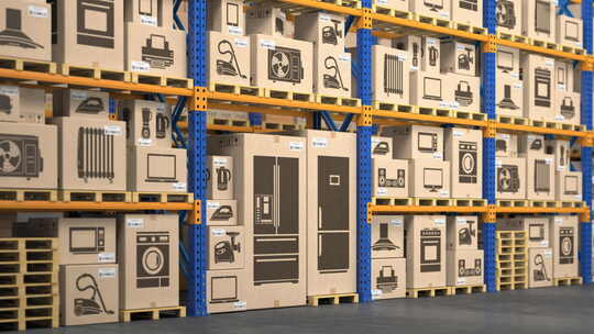 仓库货架上的纸箱中的家用电器和电子产品。