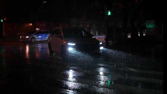 雨夜车辆行驶