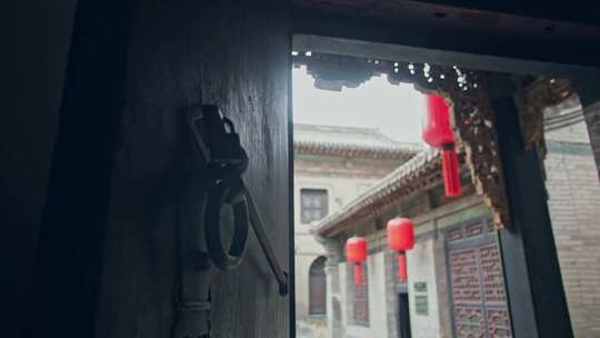 沧桑古老大门与门环