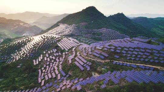 航拍山坡光伏太阳能发电场