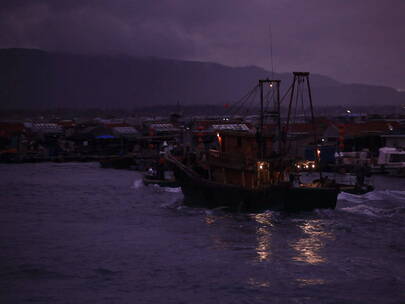 海南岛渔港清晨出港的渔船